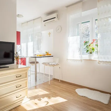 Marianne's Place سبليت